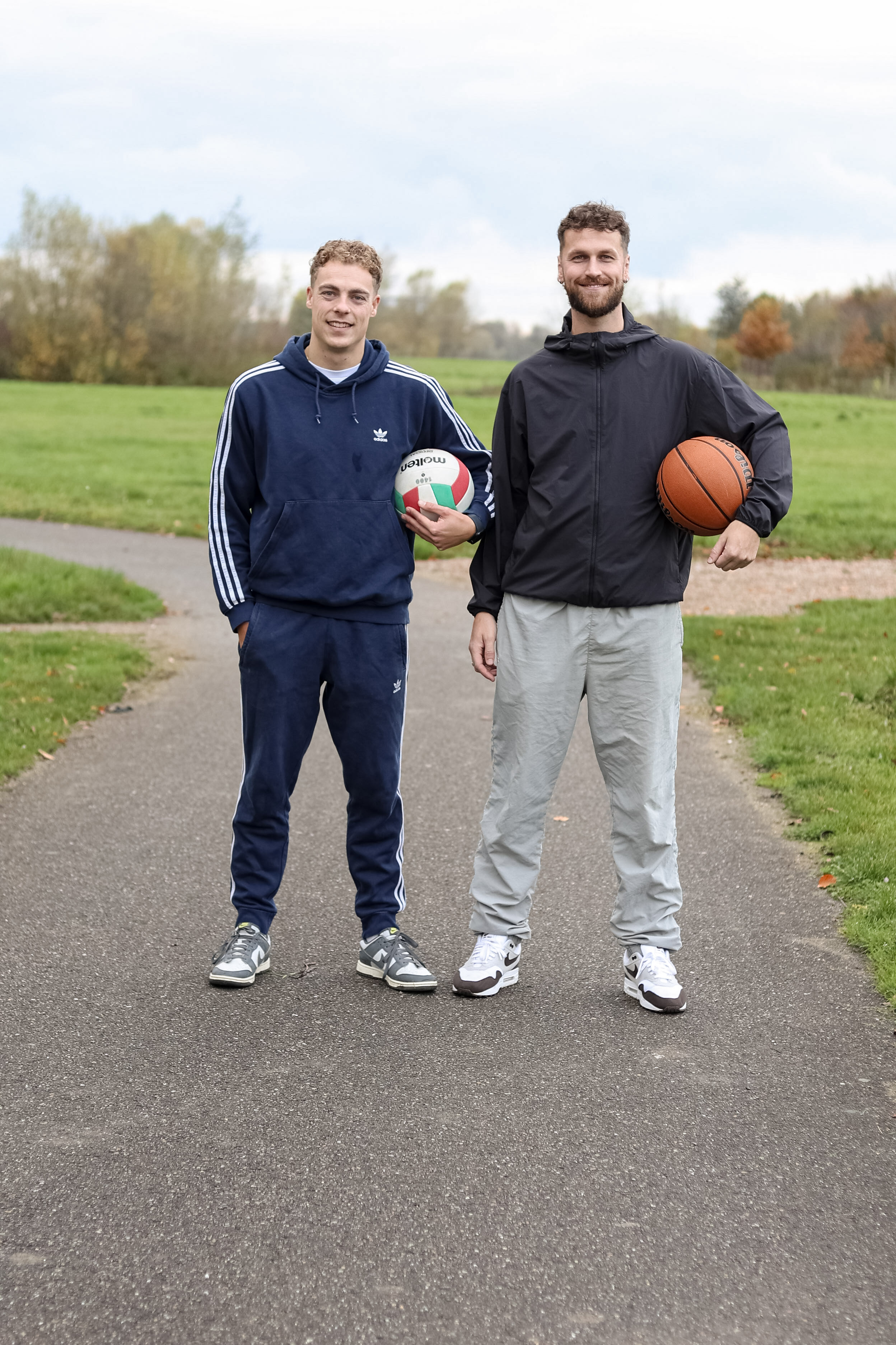 Menno en Rens met sportballen